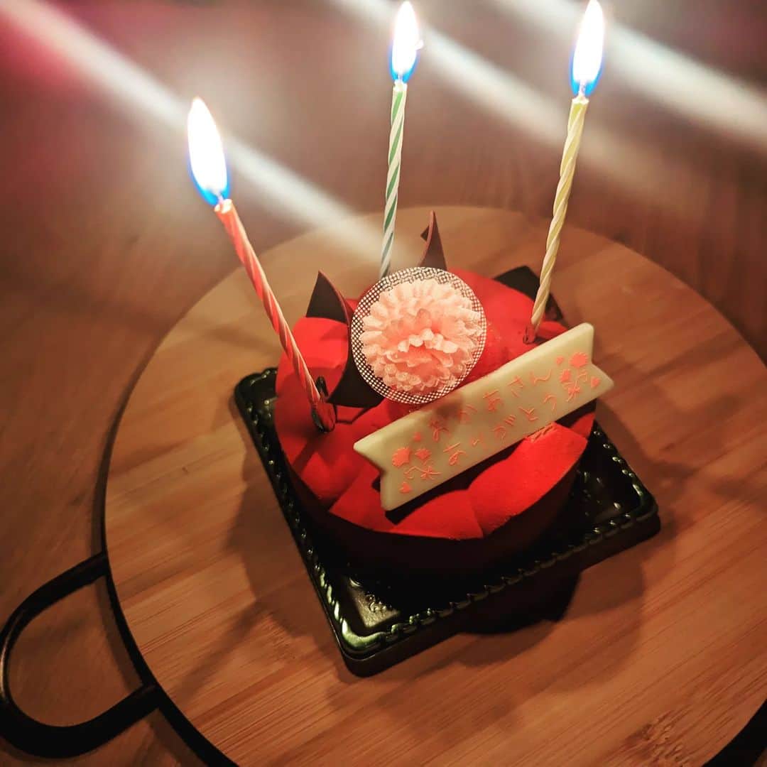 宮田愛子さんのインスタグラム写真 - (宮田愛子Instagram)「前回投稿、スポーツ用品店の帰りにせっかく埼玉まで遠征したので、地元で大人気のケーキ屋さんへ寄りました。（このケーキ本当に美味しかった…！）  お友達へ贈る焼き菓子を探していたのだけど、息子がどうしてもケーキが食べたいと。どの味でも良いよと言うと「おかあさんありがとうって書いてあるのがいい」と。 カットされてる好きなケーキにしなよと言っても「おかあさんありがとうってやつじゃなきゃイヤだ」と頑な。  息子のやさしさを受け取ることにしました。ありがとう😭  食卓に並べて、ママいつもありがとうコールの後に「ろうそくは僕が消すけどね！」と、なぜかそこは主張してきました😂」5月14日 22時54分 - miyata.aiko