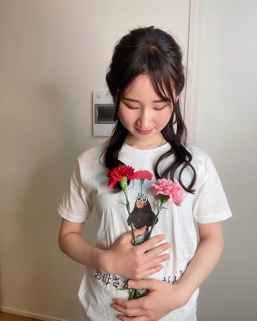 横山天音さんのインスタグラム写真 - (横山天音Instagram)「1年に1回、母の日に着るために作ったオリジナルままごんTシャツ。5年目を迎えました。  お母さん本当にいつもありがとう🌹🥰❤️  今日は東京にいるので、 直接渡せないからうちにカーネーション飾ったよ😂🌹  新潟ではお兄ちゃんが家族代表として、ダンスパーティーというアジサイをお母さんにプレゼントしてくれたよ！  次帰ったらみんなでダンスパーティーの鉢植えを囲んで、 ダンスパーティーしようねと家族LINEで申し出たら、💃  それに対しての返事まだ来ないんだけどwwwwwwwwwwww  #母の日#母の日ギフト #母の日プレゼント #横山天音 #お母さん #お母さんありがとう#カーネーション #flower #tiktok#instagood#photooftheday#photography#happy #follow#like4like#travel #instagram」5月14日 22時55分 - amagon5546