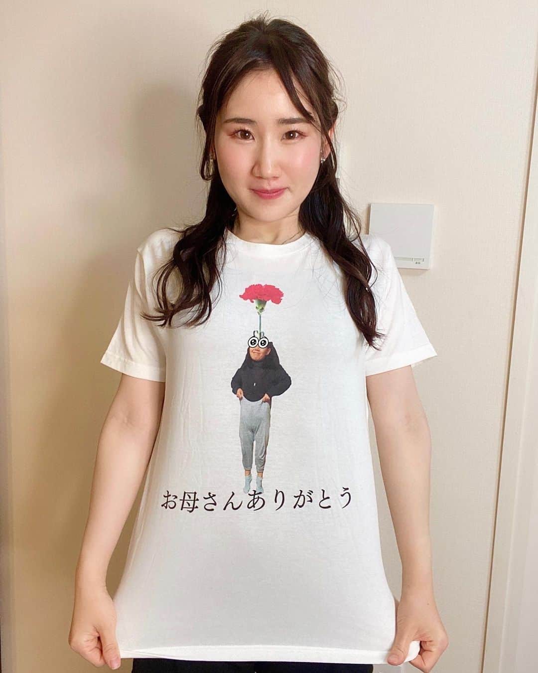 横山天音さんのインスタグラム写真 - (横山天音Instagram)「1年に1回、母の日に着るために作ったオリジナルままごんTシャツ。5年目を迎えました。  お母さん本当にいつもありがとう🌹🥰❤️  今日は東京にいるので、 直接渡せないからうちにカーネーション飾ったよ😂🌹  新潟ではお兄ちゃんが家族代表として、ダンスパーティーというアジサイをお母さんにプレゼントしてくれたよ！  次帰ったらみんなでダンスパーティーの鉢植えを囲んで、 ダンスパーティーしようねと家族LINEで申し出たら、💃  それに対しての返事まだ来ないんだけどwwwwwwwwwwww  #母の日#母の日ギフト #母の日プレゼント #横山天音 #お母さん #お母さんありがとう#カーネーション #flower #tiktok#instagood#photooftheday#photography#happy #follow#like4like#travel #instagram」5月14日 22時55分 - amagon5546