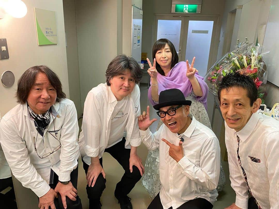 岡村孝子さんのインスタグラム写真 - (岡村孝子Instagram)「昨日5／13はT’sガーデン2023  松戸・森のホール21でのコンサート初日でした。 楽しくて愛しいひとときでした〜✨  緑の萌えるこの季節に(雨天でしたが)今年もみなさんとお会い出来て嬉しかったです☺️  ステージから見えるみなさんの笑顔や拍手、あたたかい気持ち。 昨夜は幸せな気持ちで(そしてヘロヘロで)眠りにつきました。  皆さん、ありがとうございました😊  次は神戸・ポートピアホールでお会いしましょう🍀  day1384」5月14日 23時05分 - okamuratakako_official