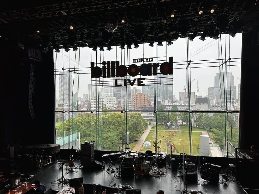 津田大介のインスタグラム：「ビルボードライブ東京で発売20周年を迎えた名盤『LIVING / LOVING』の再現コンサート。直枝さん言ってたけど結構激しいアルバムだったと再確認。「あらくれ」大好きなのでライブて聴けると上がりますね。  終了後ミッドタウンで母の日のプレゼントを購入し、実家に車で届けて戻る頃には世間がジャニーズで大変な感じになっていた。  明日は新聞休刊日ですね。ふむ。」