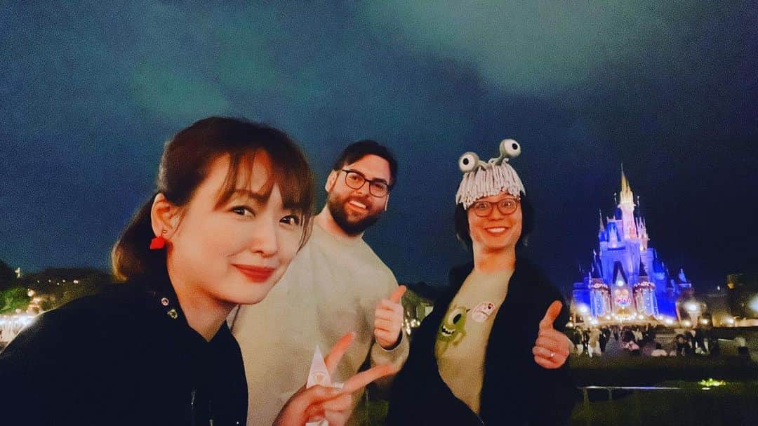 脇田唯のインスタグラム：「🎡  石井ちゃんの配信を見てる 海外の視聴者と、 日本で遊ぶことになり、 急遽、ディズニーランド。  バタバタの毎日。 正直、無計画です（笑）  でも、行けちゃうのね。 いやー、すごいね。  楽しかった。 先月から大変だったから。 正直、何にも考えずに ワー！とはしゃぐのは 精神衛生上必要だ。  ありがとうございました！」