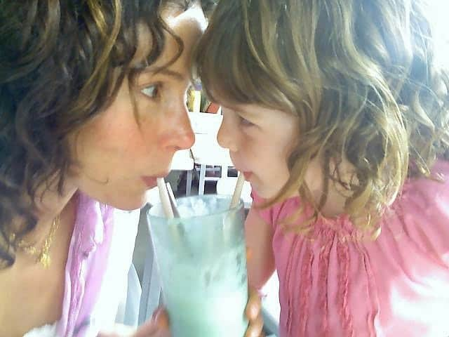 クラーク・グレッグのインスタグラム：「Crushing the mom game with her signature tsunami of love and laughs since 2001. Lucky us - @jennifergrey ❤️💪🏼👑🔥🌊🌊🌊🌊🌊🌊🌊🌊🌊」