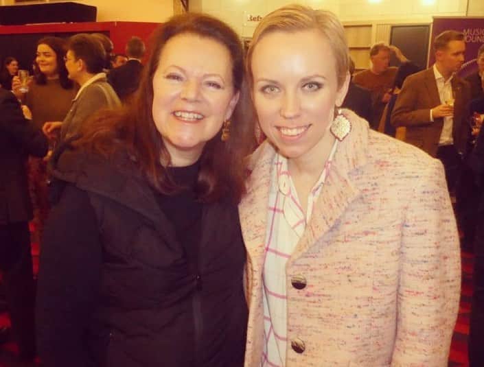 ティーネ・ティング・ヘルセットのインスタグラム：「I had the most amazing days in Sheffield playing at @musicintheround with @ensemble360 and my dear friend @stott.kathryn ❤️ Here are som highlights 🤩 #thecrucible #chambermusic #zeldatearsofthekingdom #knitting #capuccino #friends」