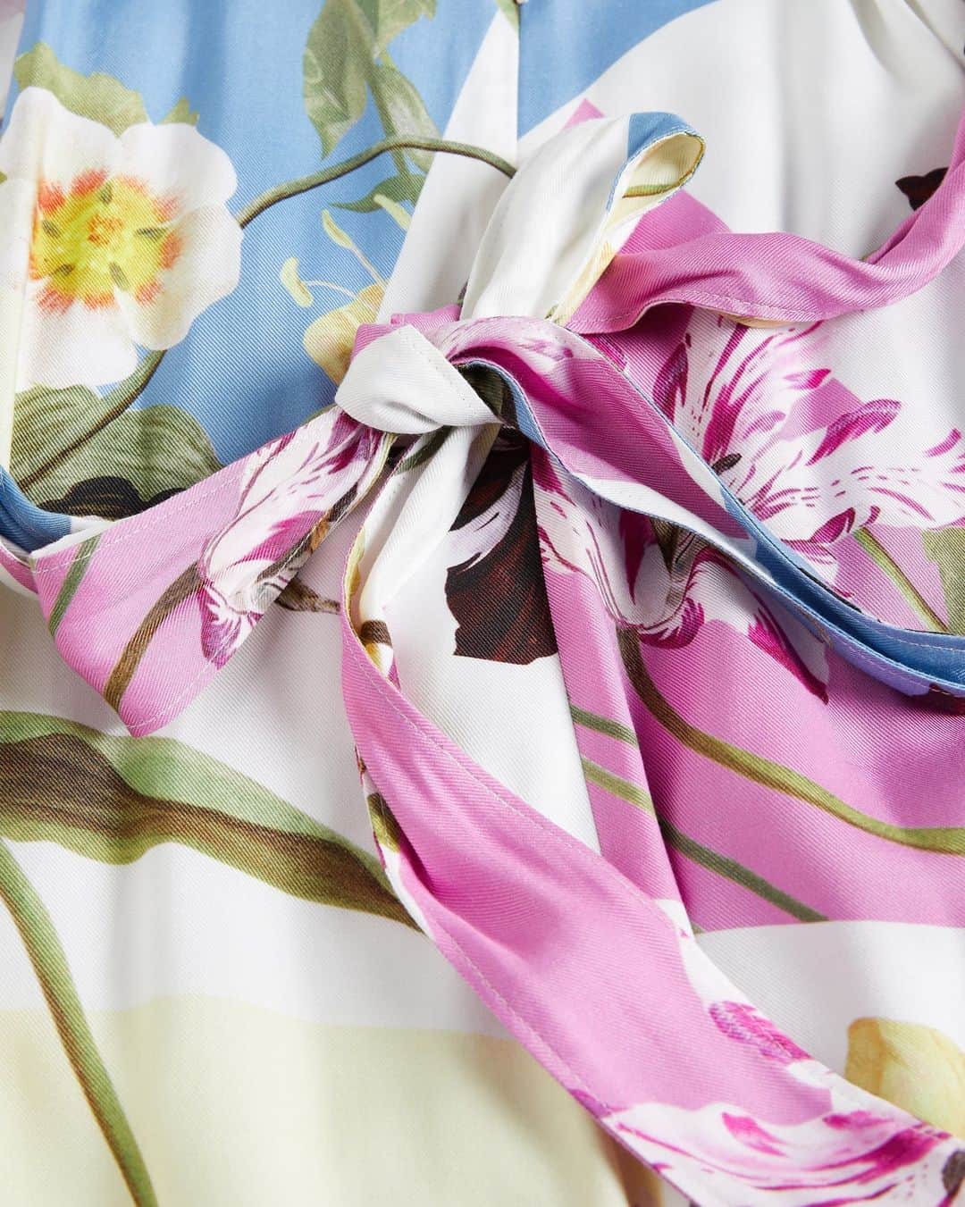 Ted Bakerのインスタグラム：「Floral details are what we do best. #TedBaker #Occasion」