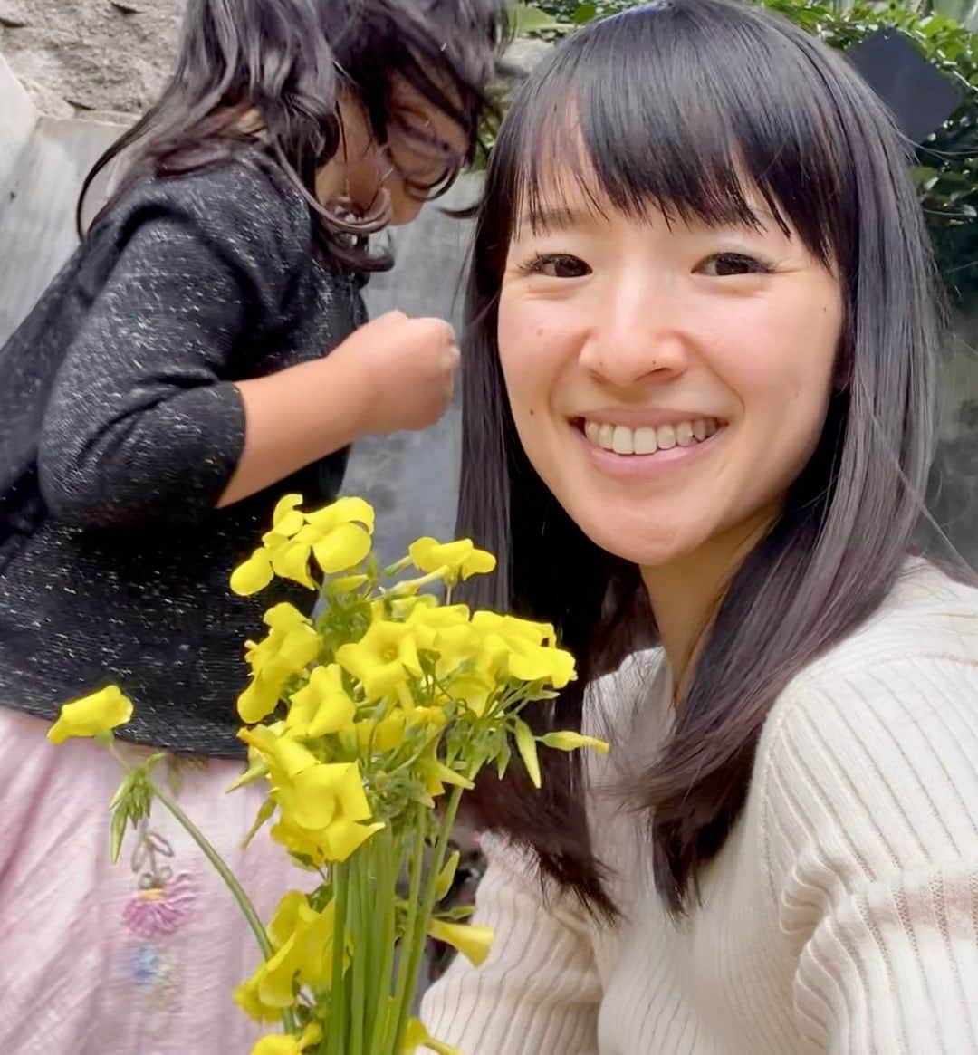 近藤麻理恵さんのインスタグラム写真 - (近藤麻理恵Instagram)「I'm so grateful to be able to celebrate Mother's Day with my husband and children this year. I'm wishing all moms and mom figures a very Happy Mother's Day! It's my hope that you're spending the day with loved ones. 💖」5月14日 23時01分 - mariekondo