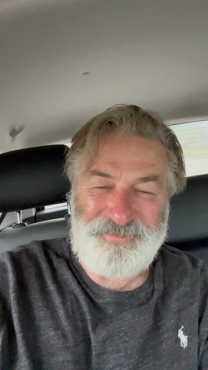 アレック・ボールドウィンのインスタグラム：「Happy Mothers Day to all of you great women out there! You don’t have to have a baby to be a mother. You can be a mother to a dog, a garden, the staff of a small business, a classroom of kids in school, or to your step-child and grandma to their children. Women bring a powerful and unique type of caring to the world. HMD to all the women out there who keep the world going.」
