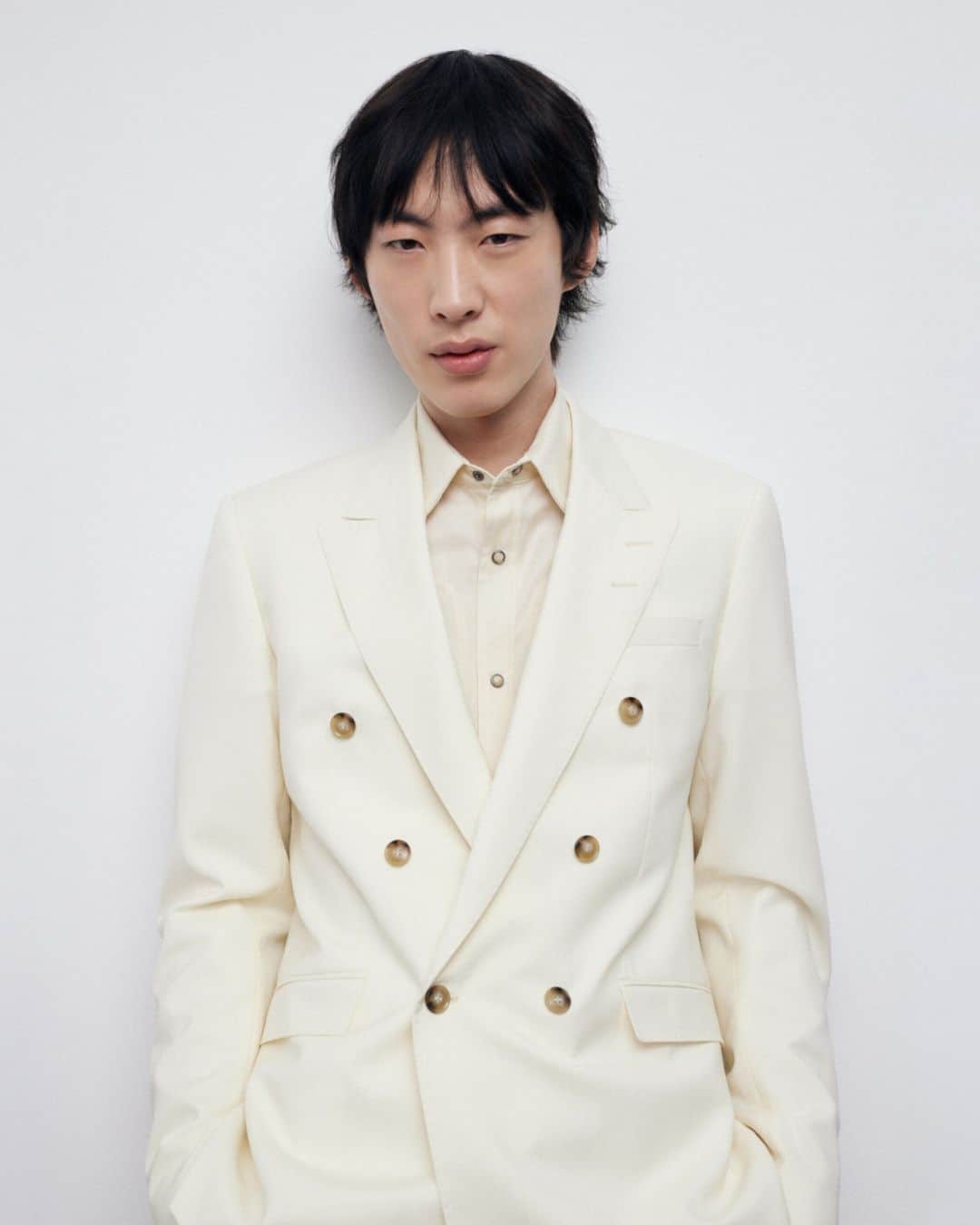 のインスタグラム：「The Heldin is our classic double-breasted blazer with a low drop to the buttoning. It has a super soft shoulder but maintains a sharp, clean cut forming a beautiful silhouette. #TigerofSweden」