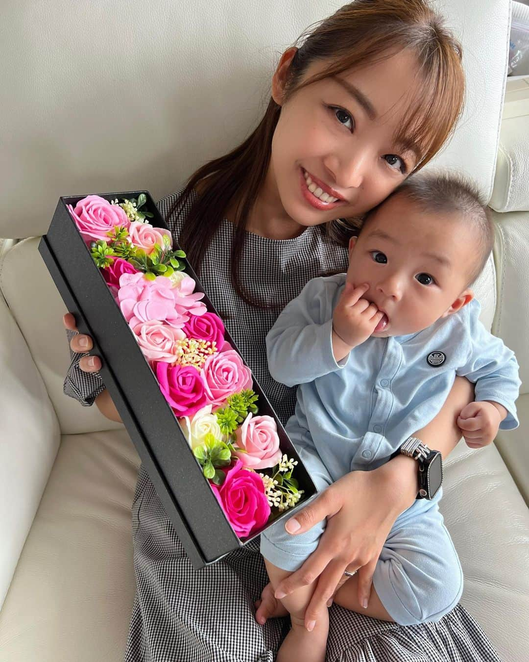 青木茉耶さんのインスタグラム写真 - (青木茉耶Instagram)「#mothersday 💐♡  息子から母の日で ソープフラワー貰っちゃった🥹💖  ママにしてくれてありがとう♡ これからも母親として 少しずつ一緒に成長していけるように頑張るね♡  これ、レオンからって 買ってきてくれてありがとう👨🏽🫰🏻  前もって日傘プレゼントしてくれてたのに 今日の家族ご飯の場でお花くれて さらに仕事から帰ってきたかと思ったら 1人で洋服選んで買ってきてくれて ダブルサプライズ🎁全部ありがとう🫰🏻  そして今日はレオン6ヶ月🎉 #離乳食ケーキ 作りたいから 6ヶ月フォトは 野菜が始まる来週に延期🤫💖  #男の子ベビー #男の子ママ #男の子baby #令和4年ベビー #令和4年11月出産 #成長記録 #育児記録 #育児 #赤ちゃん #男の子 #赤ちゃんのいる生活 #赤ちゃんのいる暮らし #赤ちゃんとお出かけ #息子とデート #息子 #生後6ヶ月ベビー #生後6ヶ月 #母の日 #サプライズ #男の子のママ #男の子育児 #ママライフ」5月14日 23時03分 - ma_ya_126