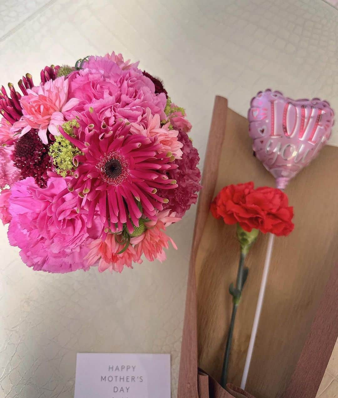 釈由美子のインスタグラム：「母の日ですってね。  息子がパパと一緒に選んでくれたお花💐 「ママ、いつもありがとう♡」と手渡してくれました🥹✨  ママをあなたのお母さんにしてくれてありがとう。  って思わない日はない。  #母の日」