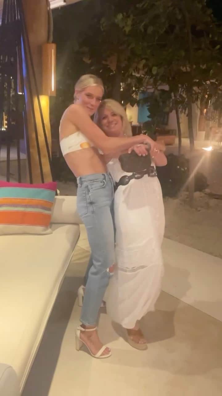 エマ・コバーンのインスタグラム：「Happy Mother’s Day mama. I miss you. I love you. I wish I could hug you. Thank you for all the love and joy and laughter you gave us. Thank you for setting the best example. Thank you for sharing your strength and optimism and for being so grounded and calm through the scary parts. You were the best mom. You protected us until the end and showed us the definition of grace. I love you I love you I love you @tincupscout. L45   #mothersday #loveyou #missyou」