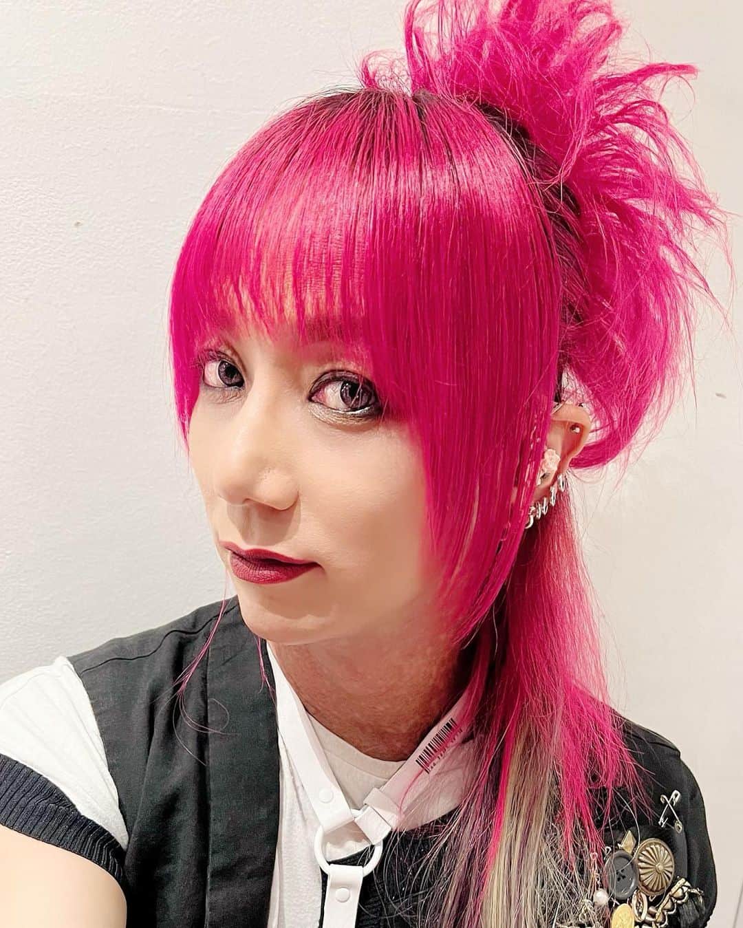 靖乃のインスタグラム：「改めて昨日のライブ『MAYDAY!MAYDAY!』@高田馬場CLUB PHASE、皆様ありがとうございました‼️ 楽しく学びの多い有意義な一日でした✨  今月はライブいっぱいです🌹  #靖乃 #ハイダンシークドロシー #淡路島 #ピン毛」