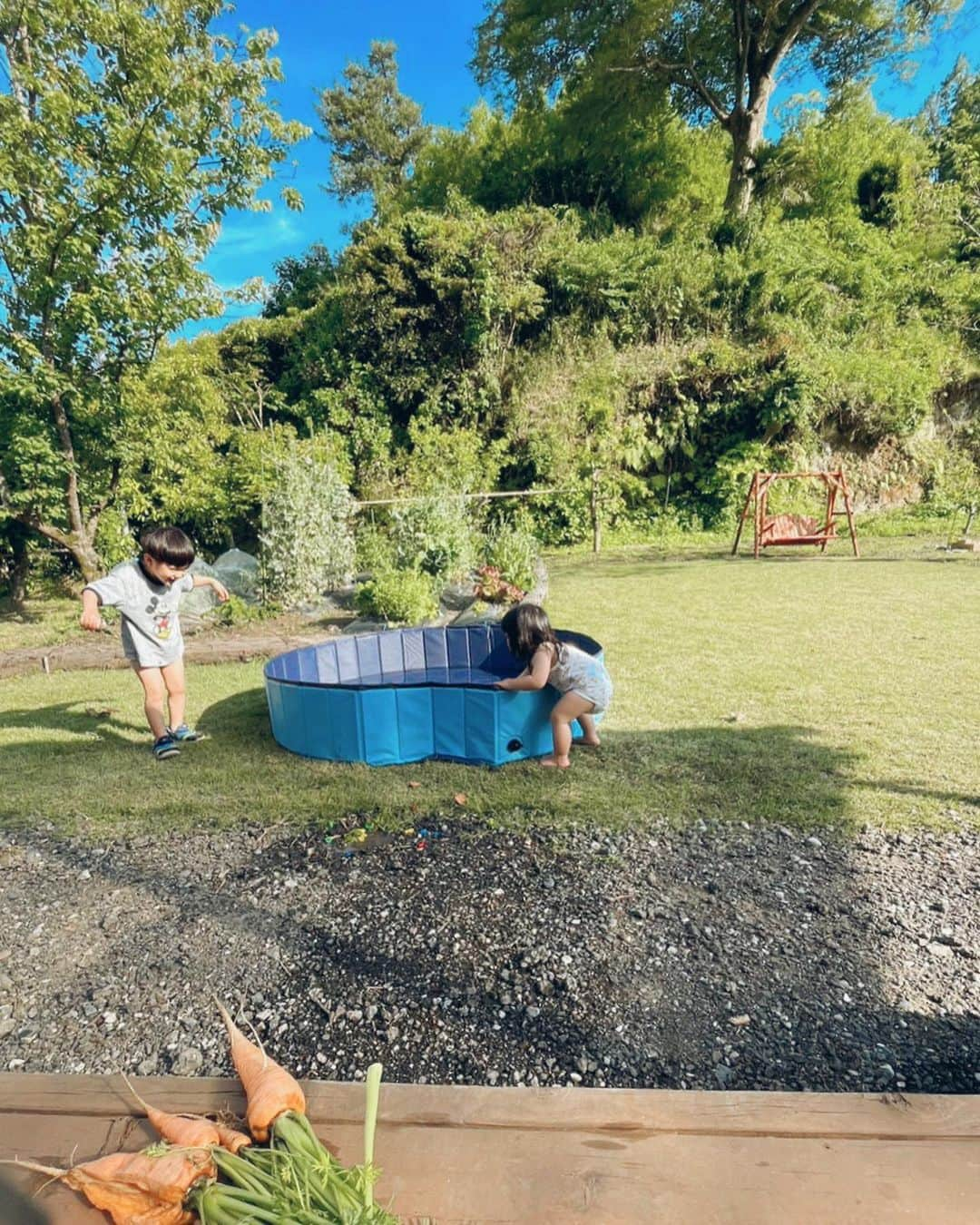 横地尚子さんのインスタグラム写真 - (横地尚子Instagram)「コテージ借りてみんなで田舎BBQしました。 苺とれたり、野菜とれたり、野良猫にいたり、カエルがいたり、ゲジゲジが出たりで自然を大満喫🤣 薪割ったりとか、焚き火を眺めたりも含めて子連れになると自然に丸ごと体験できるところは嬉しい。 娘は散々動き回った後、夕方炭火チキンを爆食いしていた🐓  最後の写真は行き道途中のお昼ごはん中の写真なんだけど、ワクワクが止まらなくて成田空港から格好がハワイ始まってる人みたいで好き😂w」5月14日 23時08分 - yocochiin