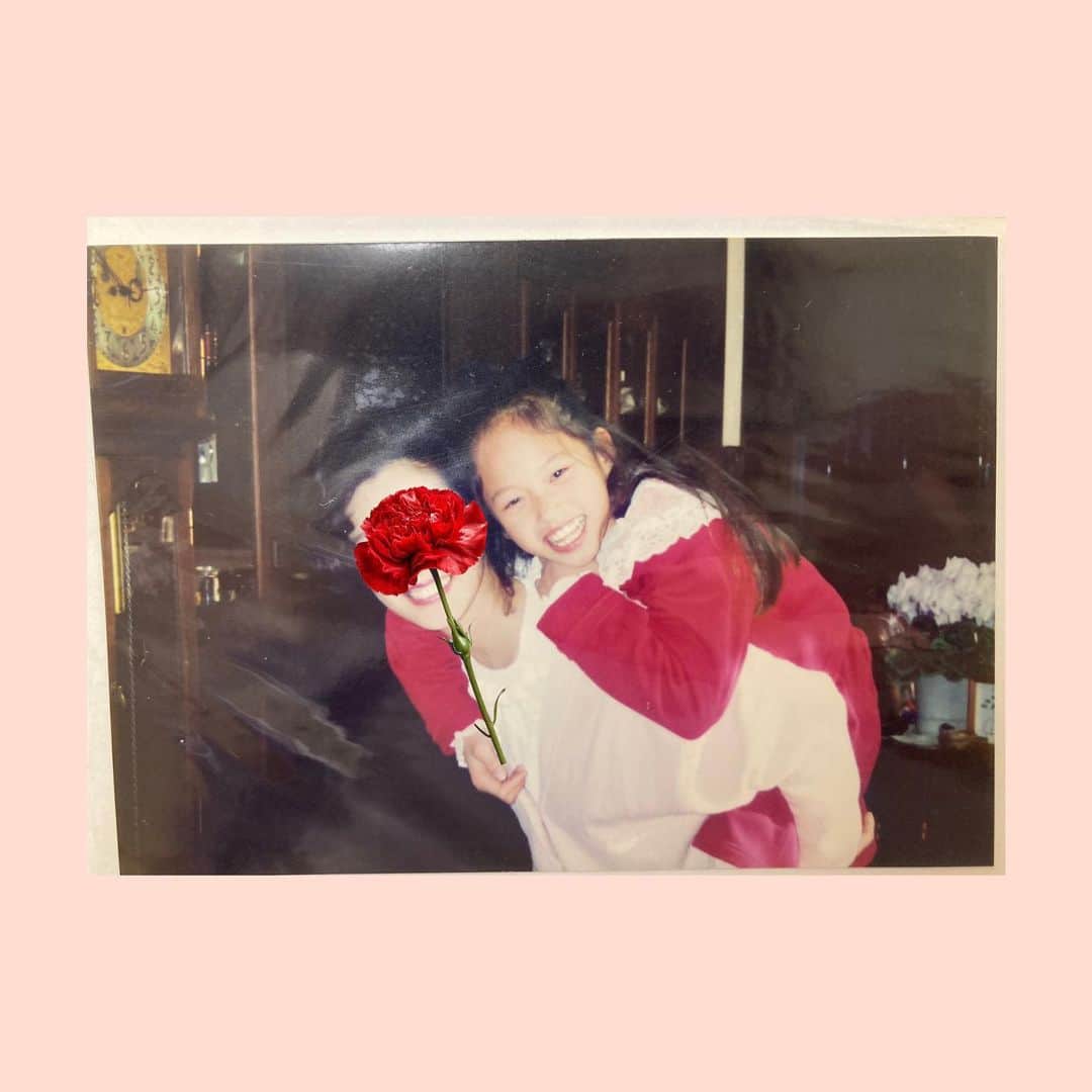 ソニンのインスタグラム：「． Happy Mother’s Day! すべてのお母様方、 いつもお疲れ様です。  母親とのラブツーショットが出てきました📷 恥ずかしがると思うので💐で隠しましたが、年々母親の顔に近づいてきている私。我慢強くアクティブで行動力ある性格は母親譲りです。 そんな私でも心配になる程、もっと息抜きして自分の人生楽しんで欲しいといつも願っています。  いつも応援ありがとうございます。  #母の日 #MothersDay」