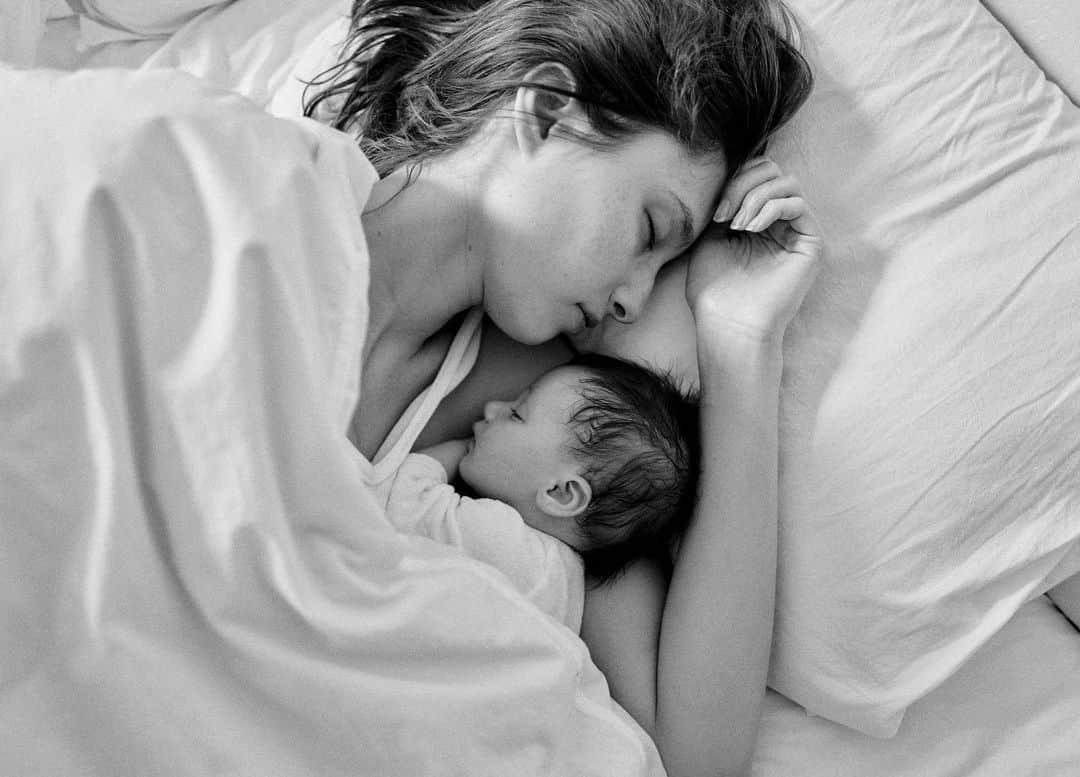 アレキサンドラ・アゴストンのインスタグラム：「My girl ❤️❤️❤️  I love you with everything that I am.  4 and a half months of being your mum!!! @chriscolls xxx」