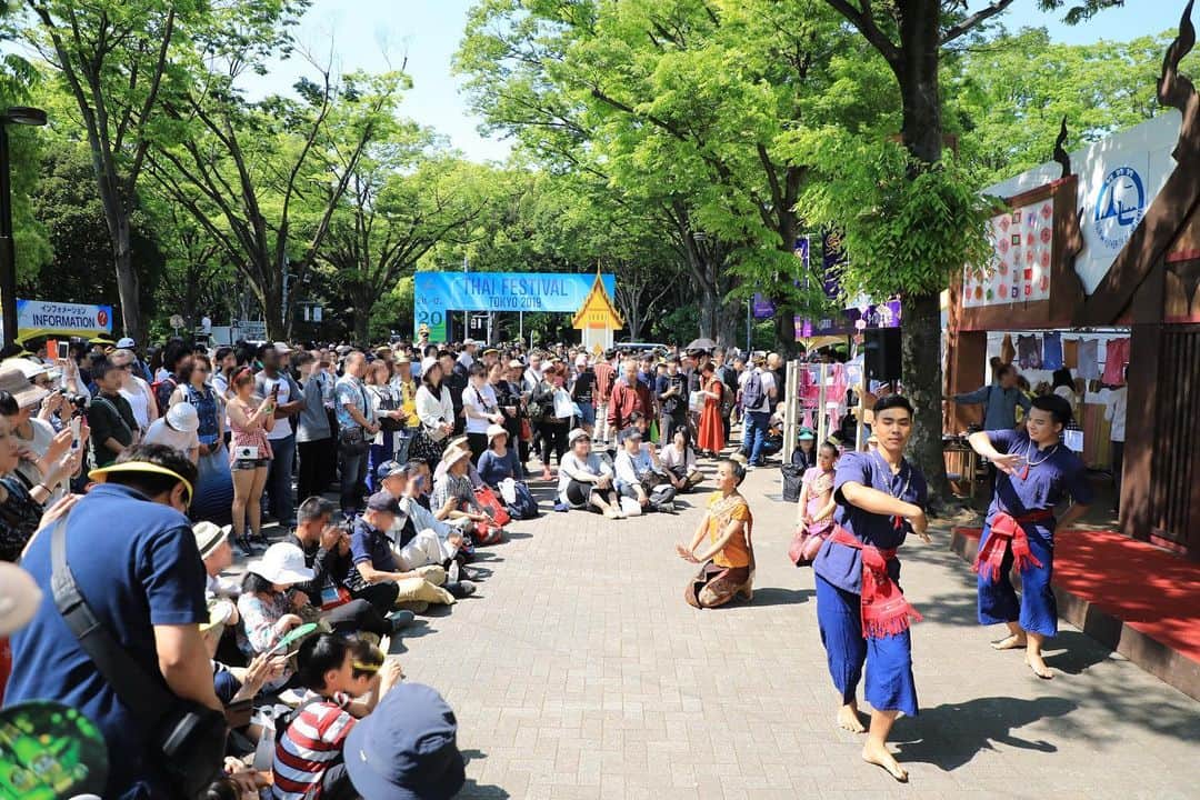 タイ国政府観光庁さんのインスタグラム写真 - (タイ国政府観光庁Instagram)「. タイフェス東京会場からおはようございます☀️ᐝ  5月20(土)・21日(日)、東京・代々木公園で4年ぶりに開催される「タイフェスティバル 2023 (THAI FESTIVAL TOKYO 2023)」🇹🇭  「⾒タイ！聴きタイ！⾷べたい！」をテーマに掲げた今年は、タイフードやタイ雑貨など、約125ブースが出店予定です👏  また注目したいのが、タイエンタ＆T-POPステージ✨ 伝統的なタイ舞踊のパフォーマンスでは、タイを旅している気分に浸れるはず💕  さらにタイドラマファンの方にはお馴染みの人気俳優たちが登場!!✈️🙌 加えて国民的シンガーSTAMPやMAI、BNK48をはじめ、旬のアーティストなど盛り上がること間違いなしのステージも必見です👀❤️‍🔥 SNS等でタイの新しい旅の魅力を発信しているタイ観光大使「佐藤三兄弟」のパフォーマンスもお見逃しなく🥰  タイ好きなら、絶対行きタイ！🫶 大注目の週末イベントとなっています👍🌟  今日も素敵な1日をお過ごしください💐  ★参考になった！と思ったら、あとで見返せるように、 画像右下にある保存ボタン🔖をタップ！  ＊掲載写真は過去開催時の様子となります。  #タイ #タイフェス東京 #タイフェス東京2023 #タイフェス #タイフェスティバル #タイ料理  #タイカルチャー #タイ文化 #タイ伝統 #タイ舞踊  #こんなタイ知らなかった #もっと知りタイ #はじめてのタイ #タイを知りつくす #旅好きな人と繋がりたい #旅行好きな人と繋がりたい #海外旅行 #thailand #thaifes #thaifestokyo #thaifestival #thaifood #thaiculture #thainess #amazingthailand #thailandtravel #thailandtrip #thaistagram #lovethailand #amazingnewchapters」5月15日 8時00分 - amazingthailandjp