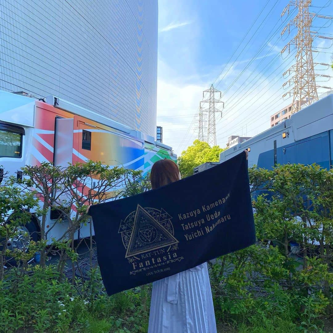 澪花さんのインスタグラム写真 - (澪花Instagram)「KAT-TUN LIVE TOUR 2023 FANTASIA オーラスお疲れ様でした！🎊 どの回も本当に楽しかった🫶 来年は4連復活しますように🔥  ⊹ ࣪˖ ┈┈ ˖ ࣪⊹ ┈┈⊹ ࣪˖ ┈┈˖ ࣪⊹  KAT-TUNを好きになって早17年、 形を変えながら、 それでもKAT-TUNという矜持を持って前に進む彼らは ずっと私の憧れだなと再認識したツアーでした☺  誰に何と言われようと、 私にとってKAT-TUNは「推し」なんかじゃなくて 人生の目標なんだよなあ。強く美しくありたい🏴‍☠  🔖Tags #KATTUN #hyphen #Fantasia  #kattunlivetour2023fantasia  #亀梨和也 #上田竜也 #中丸雄一 #横浜アリーナ #横アリ #ライブコーデ #ライブ参戦 #hyphenさんと繋がりたい  #おしゃれなジャニオタさんと繋がりたい」5月14日 23時16分 - reicameraaa