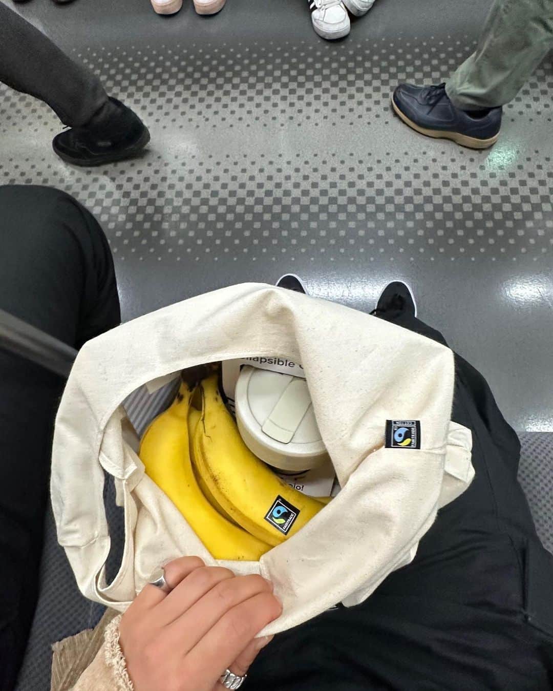高梨沙羅のインスタグラム：「@fairtradejpn  昨日5/13は世界フェアトレードデーで末吉里香先生とイベントに参加させて頂きました。  とても素敵なイベントで 普段、私たちが何気なく消費している物の背景を知ることで 物の大切さや生産者さん達の環境を 守らなければいけない 義務感に似た物を感じることができました。  行動には感情も伴わなければ 継続には繋がらないと常々思いますが、 背景を知り その物事についてどう思い どんな行動を取りたいか 改めて、考えさせられる時間でした。  自分にできないことを代わりにしてくれている生産者さん達への感謝の気持ちを込めて、フェアトレード消費してみませんか？  イベントは昨日から5/23まで渋谷スクランブルスクエアにて開催中です👆 皆さま是非、会場でフェアトレードを体験してみてください🌏 #choosefairtrade」