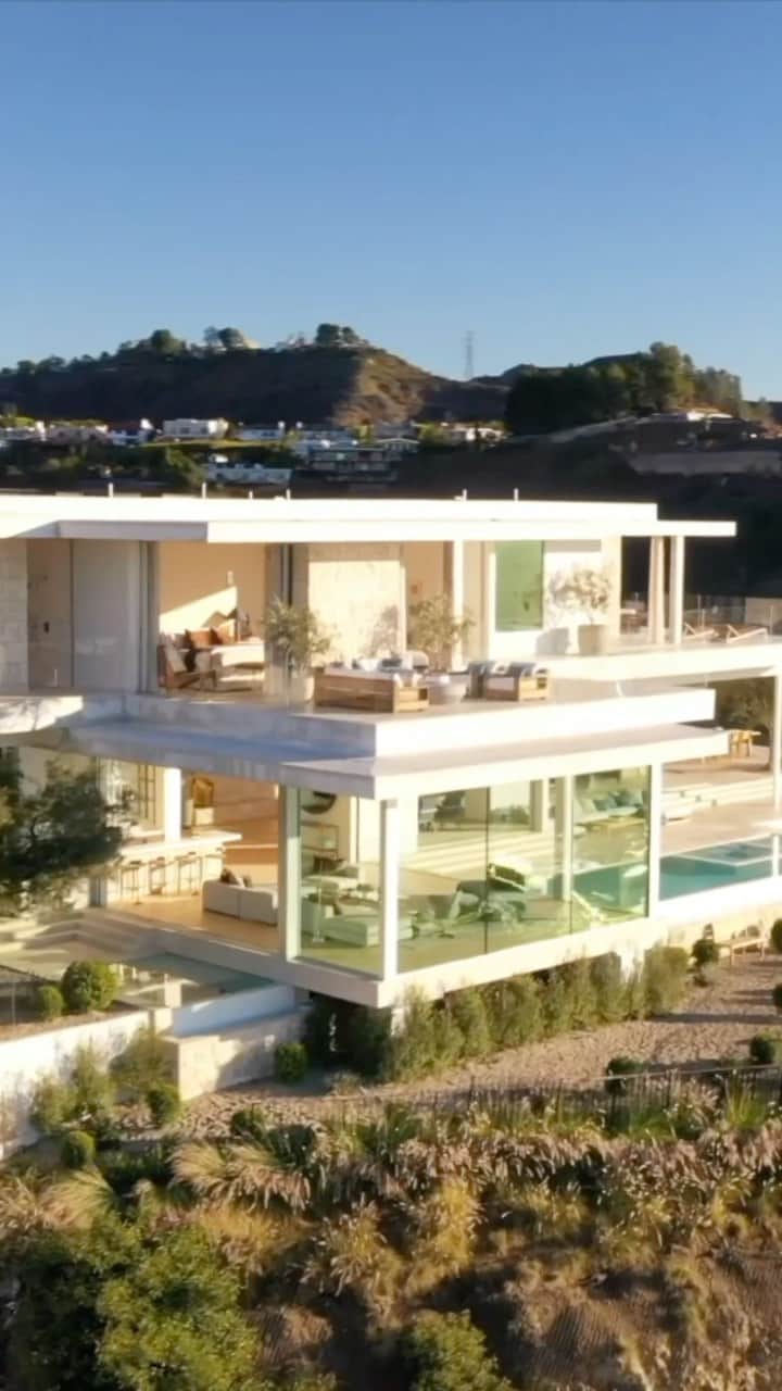 アダム・センのインスタグラム：「🏡 JUST LISTED | Bellgave Pl | $34,995,000  Bellgave is a lifestyle. It is the culmination of years in planning and construction. It is as indoors as it is outdoors. Inclusive of spectacular outdoor terraces it encompasses over 14,000sqft of curated living space. Designed by internationally renowned SAOTA in collaboration with Clive Robertson, this is a rare opportunity to collect a trophy piece of architecture. Sited on an epic 1/2 acre promontory with 270 degree views from downtown to the Ocean, the setting is unparalleled.   Listed by @rayniromitowilliams @williamsandwilliams @thebeverlyhillsestates   #home #design #realestate #interiordesign #losangeles #architecture」