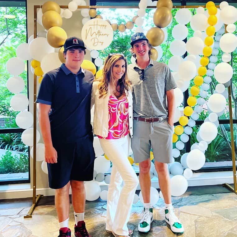 ヘザー・マクドナルドのインスタグラム：「I hope all the moms feel special today. I miss my mom. She lives with me today when I quote her often. “Remember, the squeaky wheel gets the oil.” I tell my kids that constantly regarding asking for help and communicating with their teachers. Love you mom #happymothersday❤️ #boymomlife #parenting」