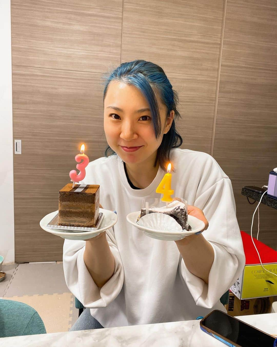 栗原三佳のインスタグラム：「無事に誕生日を迎えました🤣🩵💙  こう見えて34歳です🤣🤣  今年の願いは 幸せになること、幸せでいること、自分のために時間を使うことです🫶🫶  そして大人の女性になることは永遠の課題🤣🤣  そして友よ いつもどんなときも ほんまにありがとうな💙🩵💙🩵  皆さんメッセージ嬉しいです🫶 ありがとうございました😆  母よ 産んでくれてありがとう🌹  よく、母の日とかぶる日程なので この誕生日は色々お互い感謝を伝えていきたいと思います🫰💙🩵  お母さん いつもありがとう🌹🌹   #19890514  #マザーズデイ  #母の日  #happymothersday  #マイバースデー  #MyBirthday」