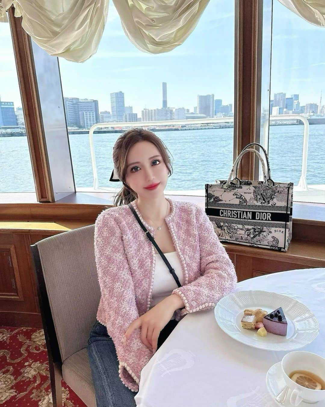 伴かなみのインスタグラム：「アフタヌーンクルーズ🫖🚢💕 クラゲがたくさん浮いてた🫧 ⁡」