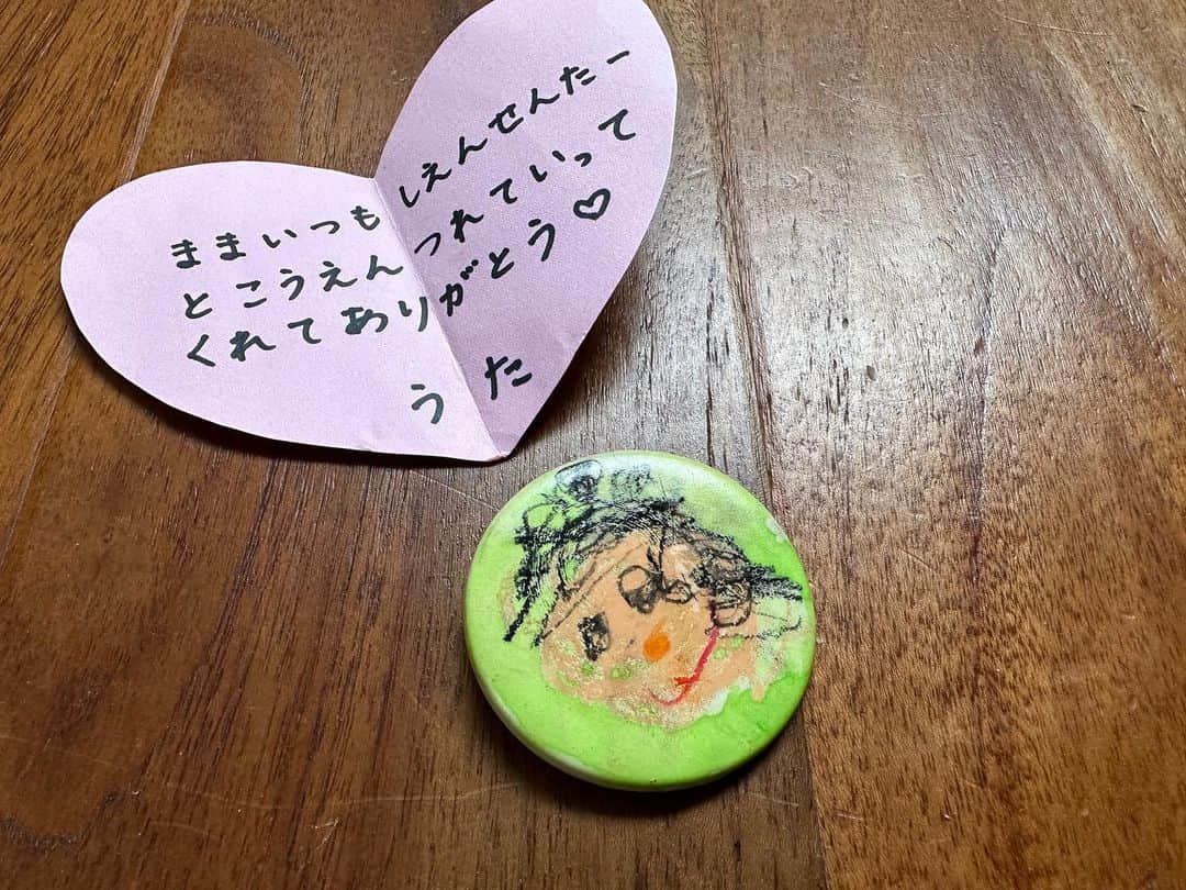 のインスタグラム：「2023年、母の日🌹  みんなプレゼントありがとう〜😊  うたくんは幼稚園で似顔絵バッチを作ってくれました💕  みうはママが何年もDAISOのお財布を使ってたから、お財布を買ってくれました💕  おとちゃんはエテュセの化粧品✨ 色選びが流石すぎて、本当に8歳なの？🤣 明日からお化粧が楽しみだー❣️  みんなお小遣い無くなったよね💦 ごめんね〜ありがと〜🙏 大事に使うね❣️  ふうちゃんはお料理してくれようとずっとレシピを探してくれてたけど、今日は帰りが遅くなったから、今度作ってもらうね😍ありがとう❣️  #母の日#5人きょうだい#エハラ家チャンネル#みんな大好き」