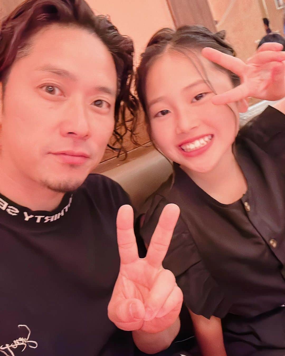 佐野俊輔のインスタグラム：「夢莉へ  あなたが生まれた時の事は今でも鮮明に 覚えています。  お腹の中であなたの心拍が急に下がって緊急手術になり、武将隊研修中に病院からの電話にはビビりました。 研修があった為、病院にはいけない… 無事に産まれる事を心の底から願っていた時に 武将隊の統括のスタッフの方が「なにやってんだ！今すぐ帰れ！！」と私を追い出してくれた事…無事に産まれてきたあなたを見て泣きました。  沢山の方々の想いを今でも忘れてないです。  覚える事だらけの毎日…想像もできないほどの重圧で「もう無理！」と何度も思った時も、あなたの姿の一つひとつ「できた！」が増えてくる姿を見て  この子もがんばってるならオレも頑張らなきゃと励まされました。  あなたが居なかったら今はありません。  仲間や応援してくださる方々出会えませんでした。  こんな私を引っ張ってくれてありがとう！  夢莉の自慢の父親になれるように 沢山のハードルを越えていきます！  沢山のハードルを越えようと思えるのは あなたがいるからです。  姉のしてより 夢莉として私の大切な子どもとして 人に愛される人生を送ってください。  オレ、親父11年目  親にしてくれてありがとう😊  happy birthday   2023/05/14 トトより」