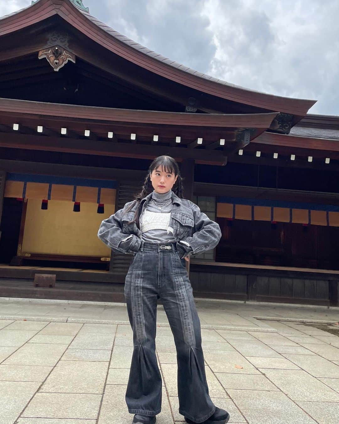 のインスタグラム：「ブラックジーンズ合わせ🐦‍⬛👖🖤  セットアップのようだけど、実は上下違うブランドです。  いい合わせ方をみつけました👀🖤  もう少しでGFCの新曲のレコーディングで、ずっと歌詞を書いていて張り詰めてたので、今日は思い切ってリフレッシュDAYにしてみました。  明治神宮を少しだけお散歩して、そのあとカフェで旅の予定をたてて、夜は小山田壮平さんのライブへ…。  小山田さんの歌を初めて聴いたのは4年くらい前の、ある夕方の車の中。  夕陽を浴びながら1984を聞いたら、心がぎゅんっと動いてしまってそこから聴くようになりました。  小山田さんバンドでギターをひいているかやくんは、わたしがルームシェアしていた友人の友人。  かやくんのバンドgateballersも大好きで、去年FEAVERにライブを見にいかせてもらったりした。  心をむき出しにされるようなバンドサウンド、聞いていたらポロポロ涙が出たよ。  そんな帰り道、yogeeからドラムの粕谷さん脱退&活動休止のお知らせ。  この時代に音楽はなんて儚い存在なんだろう。  私はこれからどんな歌を歌えるんだろう。  色々な考えが頭の中に浮かび、心がざわざわとする夜です。  明治神宮の御神木は今日も美しかった。感謝。  みんなはどんな週末でしたか😌  雨降りだったけど、5月の日本の気温はいいよね。  たのしみましょう、5月の気温。」