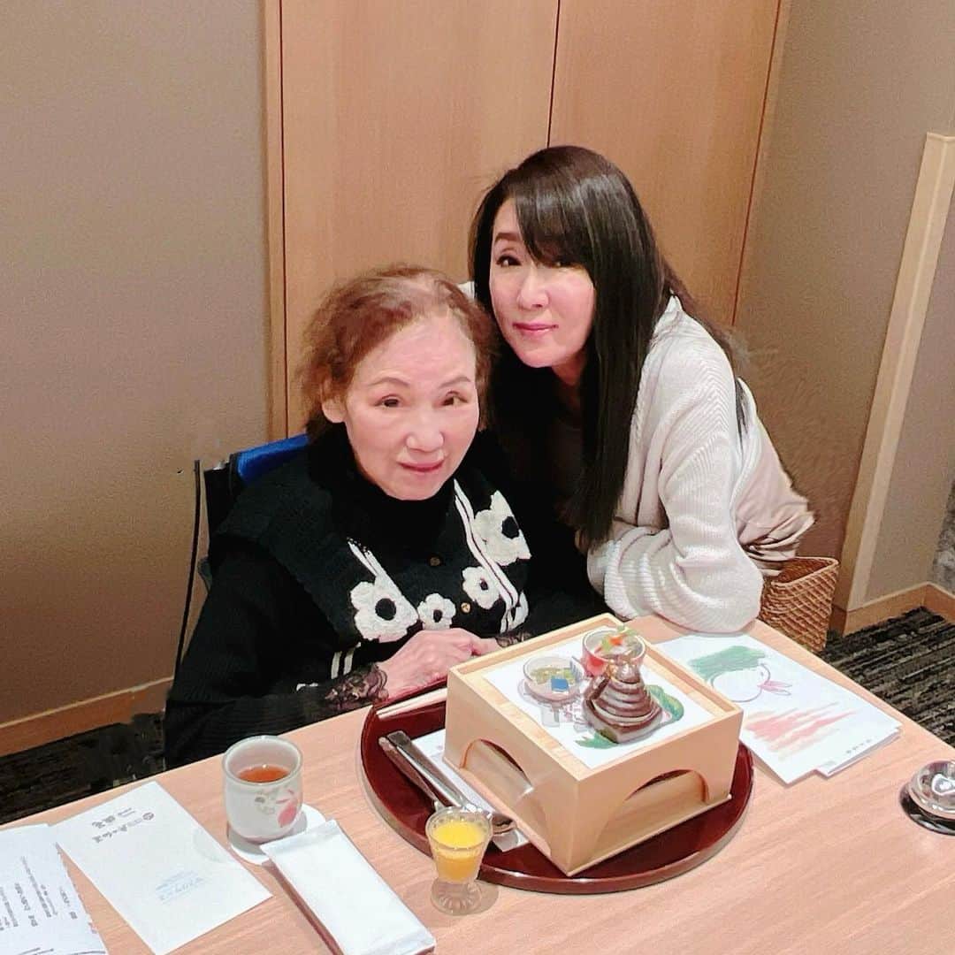 浅野ゆう子のインスタグラム：「今日は…  母の日❤️  久々にお出かけしました。  お母さん すべてに感謝しています。 ありがとう…  あなたの娘で幸せです…  まだまだ元気に長生きしてほしい…  目指せ100歳❣️  #母の日 #かけがえのない #大切な人 #お母さん #ありがとう」