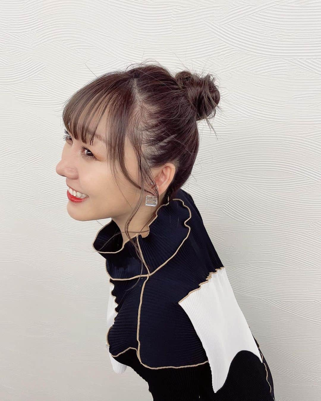 須田亜香里さんのインスタグラム写真 - (須田亜香里Instagram)「先週先々週は黒系の衣装にお団子🖤 今夜は何色でしょう？  テレビ朝日 24:55〜 ABEMAでも観てねーっ🀄️🌱 #熱闘mリーグ #須田亜香里衣装 #お団子ヘア」5月14日 23時40分 - akarisuda