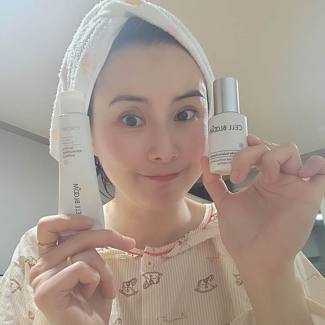 チェ・ジョンユンのインスタグラム：「#셀블룸💛  다들 예쁜 밤 보내고 계실까요?  요즘 저의 데일리 루틴을 책임지고 있는 셀블룸 이에요 ‼️  바이오 제약사가 만들 셀블룸은 데이 나이트 크림으로 사용할 수 있어 너무 좋아요 ◡̈ 동구바이오제약의 R&D  연구팀의 노하우로 만들어낸 차원이 다른 크림  피부 속/겉 보습 개선에 도움! 미백•주름 개선 이중 기능성 케어 41가지 임상테스트 완료  📌피부과 처방 1위, 재구매율 1위 재생크림  병풀추출물, 세라마이드, 스쿠알란 등이 함유돼 피부 장벽을 강화시켜 건강한 피부를 만들어 줄 수 있어요. 임상이 무려 41가지를 받아 자신있게 소개해드릴 수 있어요. 끈끈함 없이 수분감 케어가 가능한 셀불룸 월요일 오전에 오픈 할게요💛  ___________________________________  💛 최정윤 pick 셀블룸 드래곤 리제너레이트 크림 3세트 셀블룸 드래곤 리제너레이트 크림 5세트 + 레오파드 에센스 30ml 1개 증정  💛 선착순 이벤트 : 시카겔 마스크팩 1box(5개입) (*20명)」