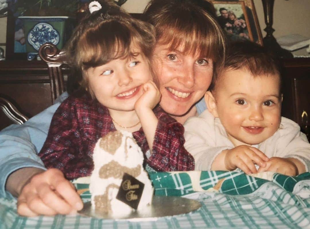 クリスティーナ・カレイラのインスタグラム：「Happy Mother’s Day!! Thank you for everything you do💕🌸🌷💖 • • • • #mothersday #spring #thankyou」