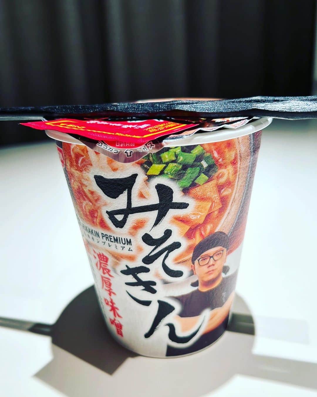秋元康さんのインスタグラム写真 - (秋元康Instagram)「#みそきん#HIKAKIN #夜食  小嶋陽菜から貰った「みそきん」を食べた。 入手困難らしい。  美味しい。スープが旨い。 麺はバリカタで食べたが、 なかなかだ。 白米を入れるか。」5月14日 23時43分 - yasushi6057