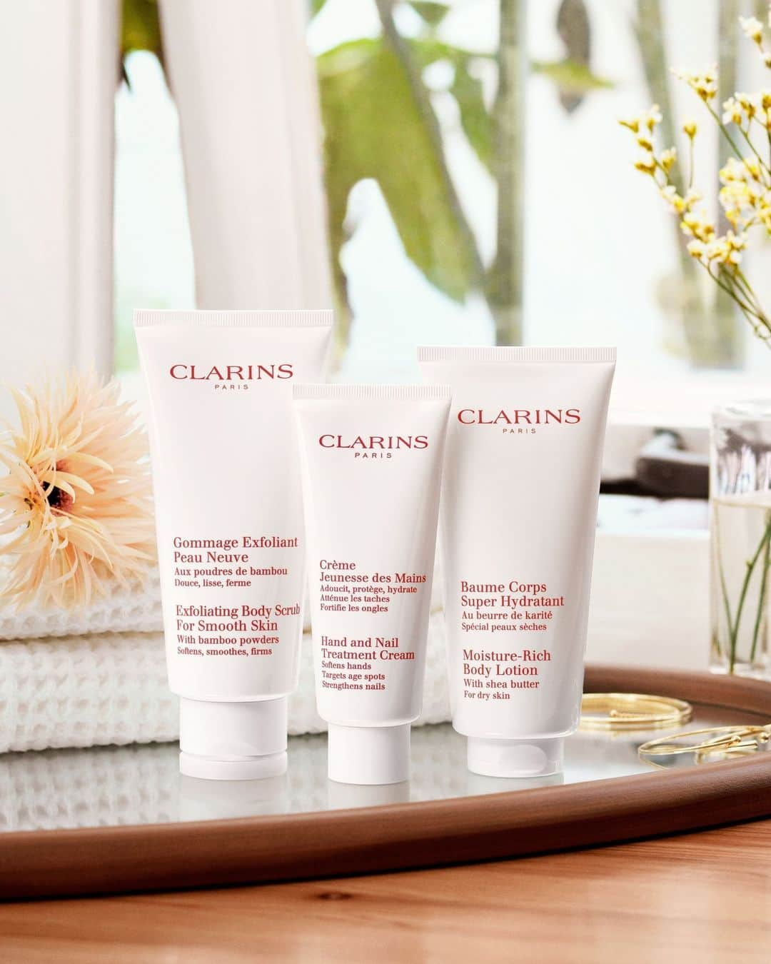 Clarins Franceさんのインスタグラム写真 - (Clarins FranceInstagram)「Une peau neuve avant l’été en 3 étapes clés 🔑⁣ ⁣ 1. Gommez les cellules mortes une fois par semaine avec le Gommage Exfoliant Peau Neuve⁣ 2. Hydratez en profondeur votre corps une fois par jour avec le Baume Corps Super Hydratant⁣ 3. Protégez vos mains en appliquant à tout moment de la journée la Crème Jeunesse des Mains ⁣ ⁣ Êtes-vous déjà adepte de ce rituel ? 😌⁣ ⁣ #Clarins #MonSoinClarins #Soin #BodyCare⁣ ⁣」5月14日 23時44分 - clarinsfr