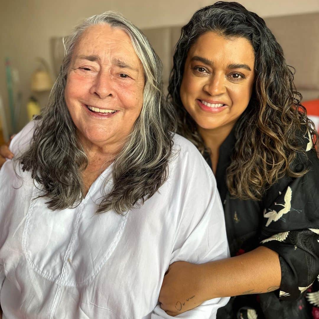 Preta Gilのインスタグラム：「Minha mãe, minha rainha, minha baiana arretada, minha tudo nesse mundo, eu sou completamente apaixonada por você e faço o que for preciso por você!   Sua força e sua graça me dão vida! Te amo infinito! Feliz Dia das Mães @drao.gadelha!」