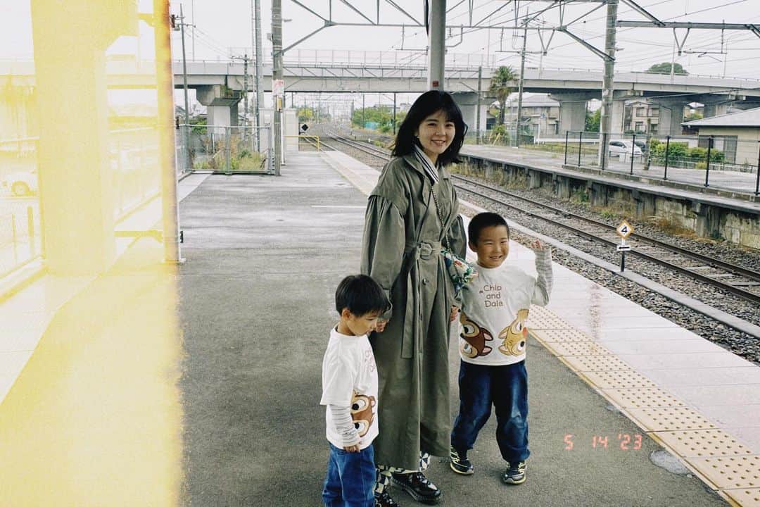 田村芽実さんのインスタグラム写真 - (田村芽実Instagram)「1日おやすみでした。 群馬に帰って、甥っ子とローカル線で小雨の旅。  大好きな甥っ子とだと、電車に乗るのも楽しくて、あっという間でした。  小さな小さな子どもたちが私にとっての何よりも大きな心の支えです。  また電車に乗って遠くへいこうね。」5月14日 23時48分 - tamura_meimi