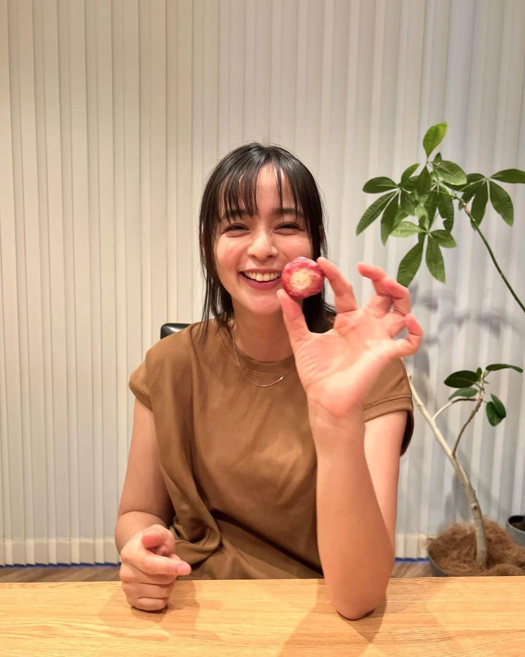 加藤ローサさんのインスタグラム写真 - (加藤ローサInstagram)「こんばんは〜 母の日、🍓のアイスを頂きました〜  長男に写真を撮ってもらったら、なんでパパはアイスくれたの？？と不思議そうに聞いてきたので「母の日だからだよ‼︎」と目くじらを立てて言ってしまいました笑。幼稚園の頃はお手紙くれてたのになぁ〜絵も書いてくれてたのになぁ〜と、懐かしく思いましたよ。  そろそろアイスの季節ですね。冷凍庫整理しなきゃ。」5月14日 23時48分 - kato_rosa_