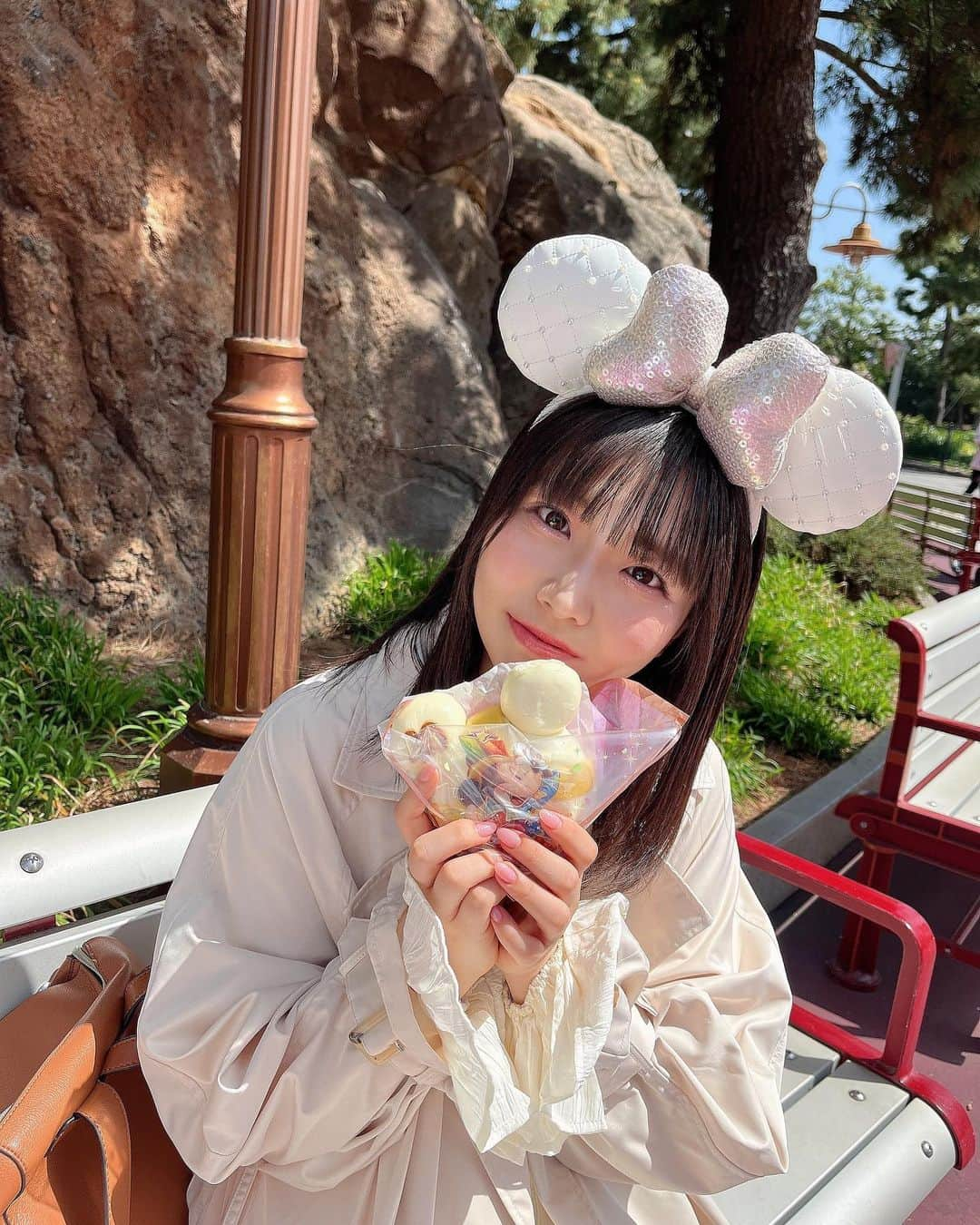 播磨かなのインスタグラム：「🐭💭🩵 　 　 ﾃﾞｨｽﾞﾆｰｼｰｸﾞﾙﾒ𓌉◯𓇋  ❥ミッキーうきわまん ❥ ニューヨーク・デリ"スペシャルセット" ❥クリームブリュレ風チュロス ❥寿司ロール 　 　 全部美味しすぎたかな!播磨かな!」