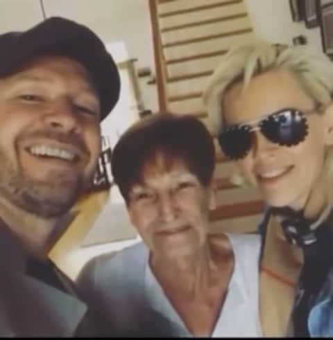 ドニー・ウォルバーグのインスタグラム：「Had to share this video again, it brings such joy! #HappyMothersDay to all of the wonderful, special, amazing, caring, loving, giving and inspiring, moms out there! From myself, and these two wonderful moms! Hope your day is magical! You are appreciated. To all the Blockhead Moms out there, my unending adoration and respect! 🙏🏼❤️💫  ps - Don’t forget to “Call Ya Muthah!” #MothersDay #CallYaMuthah」