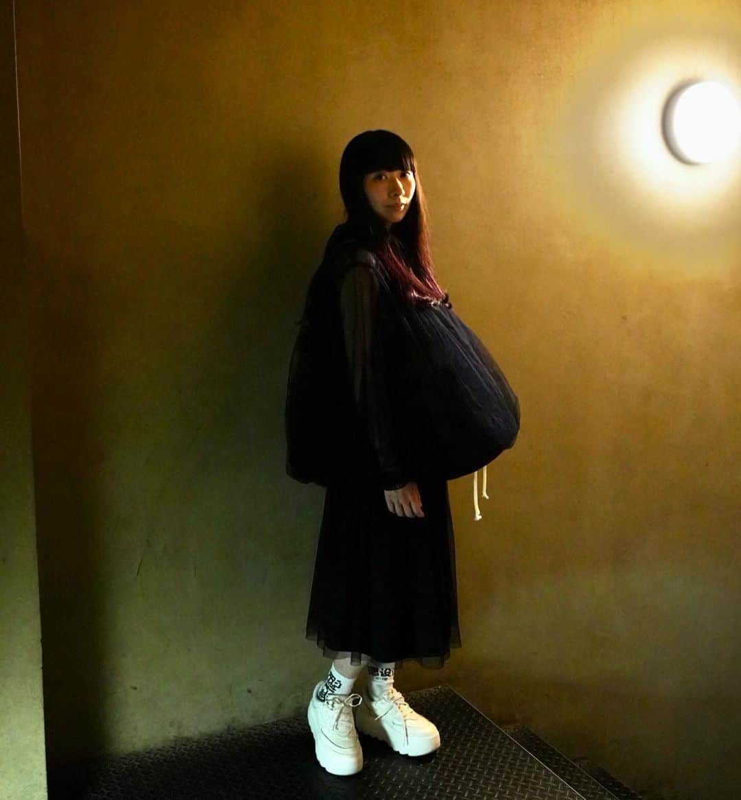 鎌野愛さんのインスタグラム写真 - (鎌野愛Instagram)「久々にオストライヒの衣装を新調しました。今日のライブはわりとコーラスに徹しました。それもまた新鮮で楽しかったです。LITEの山本さんとも初めてご一緒できて感無量！  次のオストライヒは鎌野ソロの日！2マンライブ。5/26新代田FEVERでお待ちしてます○  #comedesgarcons  #ugg」5月14日 23時59分 - kamanoai