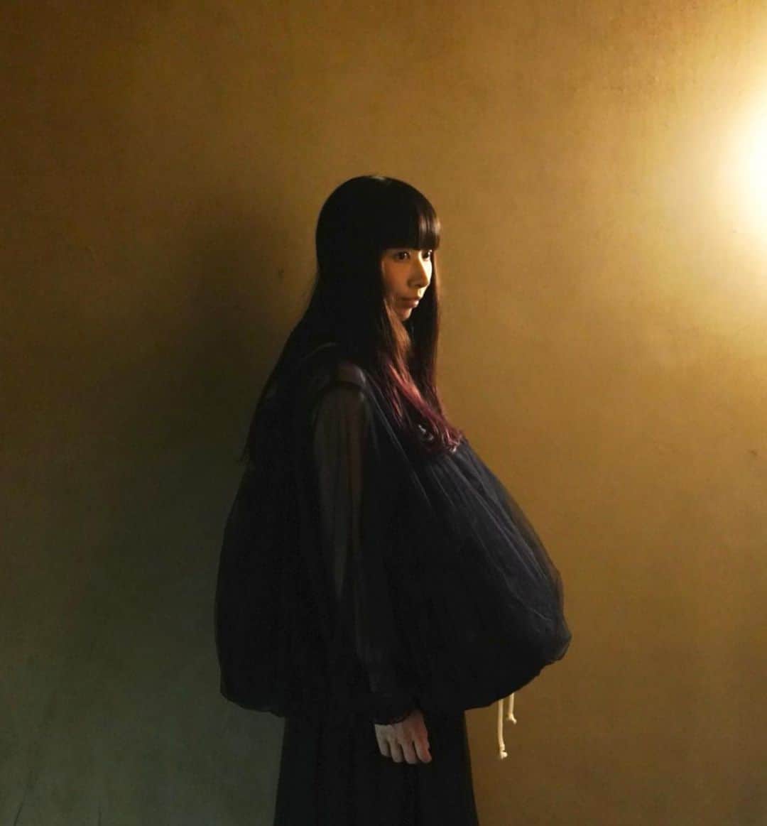 鎌野愛さんのインスタグラム写真 - (鎌野愛Instagram)「久々にオストライヒの衣装を新調しました。今日のライブはわりとコーラスに徹しました。それもまた新鮮で楽しかったです。LITEの山本さんとも初めてご一緒できて感無量！  次のオストライヒは鎌野ソロの日！2マンライブ。5/26新代田FEVERでお待ちしてます○  #comedesgarcons  #ugg」5月14日 23時59分 - kamanoai