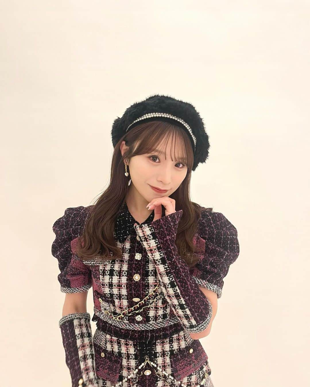 左伴彩佳さんのインスタグラム写真 - (左伴彩佳Instagram)「・ 今日の公演でAKB48を卒業することを発表しました。  ずっと芸能界に憧れがあり、いくつかのオーディションを受けて、これで最後にしようと決意したのがAKB48のオーディションでした。そこからチーム8に加入し、高校1年生から約9年間、楽しいことや悔しいこと、素晴らしい景色を見たり、色々なことを経験したりと、たくさんの思い出ができました。振り返るととても幸せな時間でした。 この9年間、活動することができたのは家族やメンバーやスタッフさん、そしていつも温かく見守ってくださるファンの皆さんの支えがあったからです。 本当にありがとうございます！  チーム8の活動休止を節目として、私は卒業することを決意しました。ファンの皆さんはとても寂しく思うかもしれませんが、新たな道への第一歩、という前向きな気持ちです！ 卒業後もみなさんから離れるわけではないので、これからも応援してくれたら嬉しいです！☺️  卒業時期は7月中を予定しています。 残りの期間、最後まで私らしくアイドル人生をファンの皆さんと一緒に楽しんでいきたいです✨ まだまだたくさんの思い出を作りましょう！😌 これからもよろしくお願いします！  左伴彩佳」5月14日 23時51分 - hidaaya_729