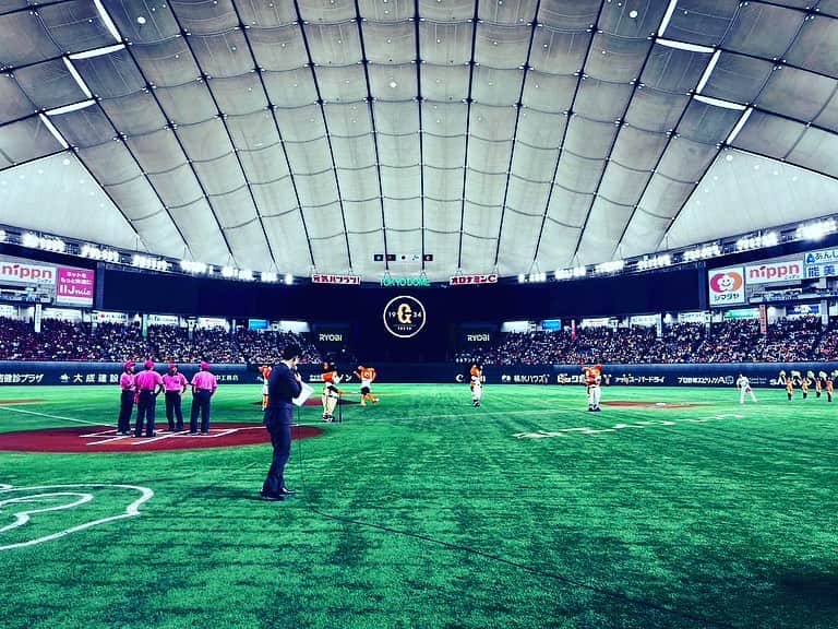 のインスタグラム：「東京ドーム、週末3連戦⚾️  多くの方にご来場いただき嬉しかったです！ありがとうございました✨  タフな３日間でしたね😅  この3連戦は学生が主役の "ジャイアンツ・キャンパスフェス"開催という事で  本日は日本体育大学・チアリーダー部 ボーテックスの皆さんが圧巻のパフォーマンスを披露してくださいました！  昨日の早稲田大学・男子チアチーム "ショッカーズ"も素晴らしかった！  そして、みんなハキハキしていて爽やかでキラキラしていて羨ましい（笑）  東京ドームでは試合観戦以外にも様々な企画盛り沢山です😁  是非遊びに来てください🏟️  東京ドームのジャイアンツ戦 次戦は20日土曜日vs中日ドラゴンズ 14時プレイボールです⚾️  #読売ジャイアンツ #ジャイアンツ #東京ドーム #ジャイアンツキャンパスフェス #スタジアムmc #髙橋大輔 #高橋大輔」