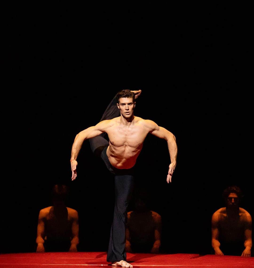 ロベルト・ボッレのインスタグラム：「E oggi quinto spettacolo! 🔴 forza!  @bejartballet @officialrobertobolle @teatroarcimboldimilano #bolero #bejart 📸 @wito_vl」