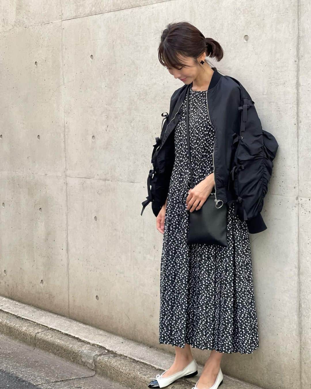 のインスタグラム：「- お天気が悪い日が続きそうですね☔️  そんな日に便利な楽ちんコーデ。  ほっ。 また月曜日スタート🍀 1週間頑張ろう❤️」