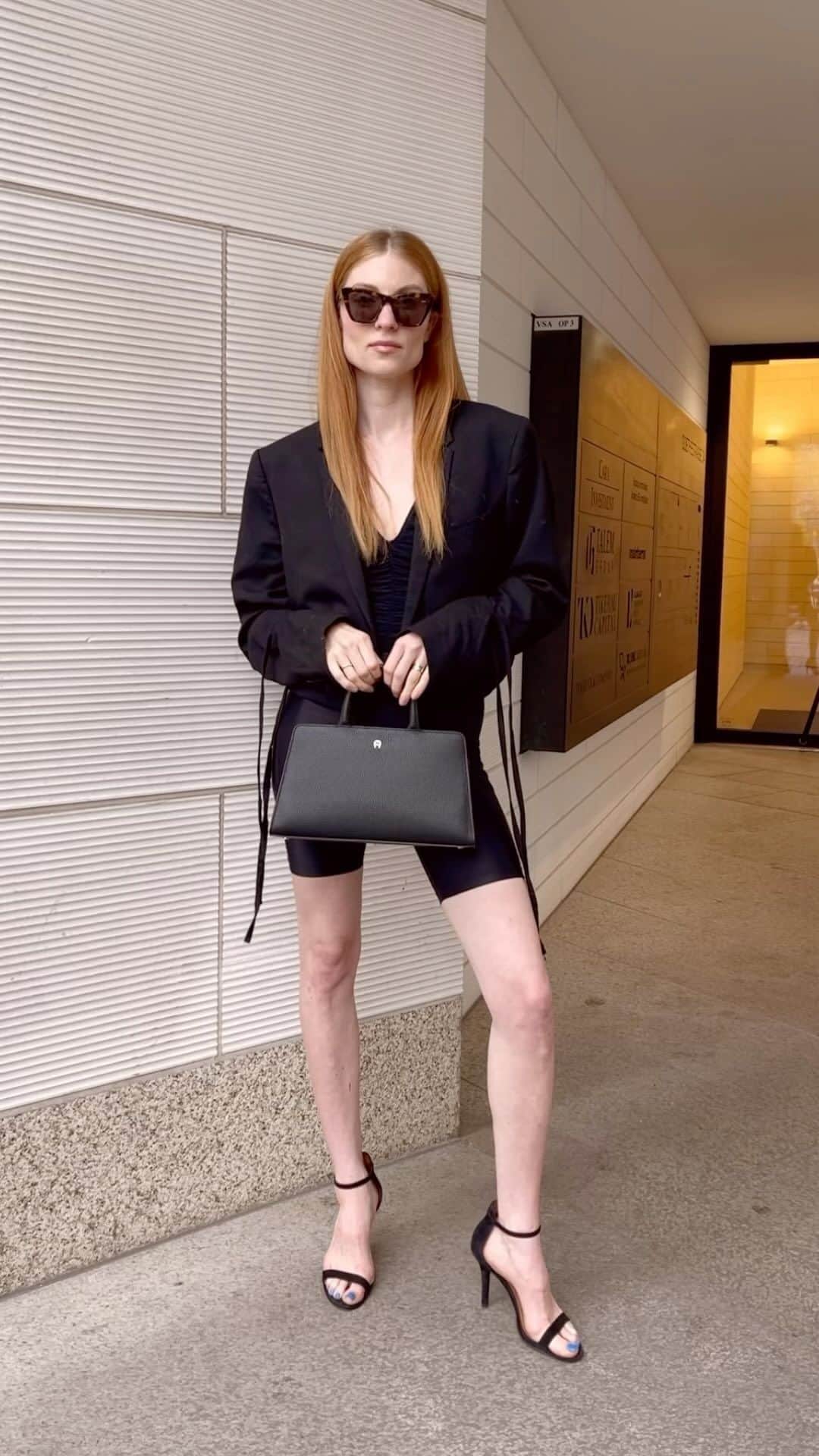 のインスタグラム：「[ad/werbung] Instagram vs. Mom reality 🧡 happy mothersday from Zoe and me and my #Aigner #CybillBag ✨ a day celebrating everyone who is growing, nurturing and preserving life.🌱Whatever your „baby“ is: a kid, a friend, a family member, plant or animal, being a caretaker is the most important job and our planet needs people who think and act in a way to protect life around them more than ever. Cherish and celebrate the powerful part of „mum“ in you and don’t forget to mother yourself ❤️✨ #AIGNER」