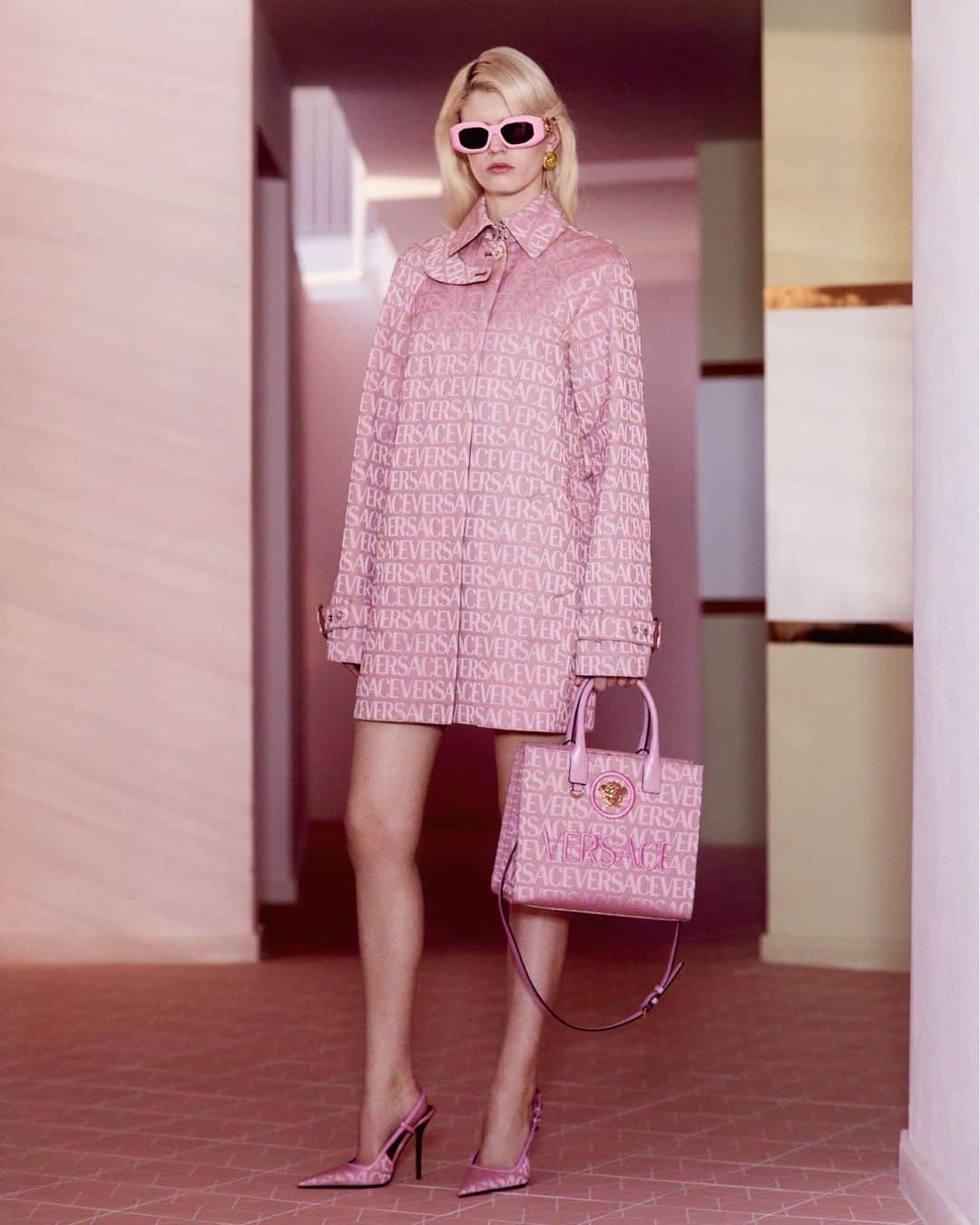 ジャンニヴェルサーチのインスタグラム：「Versace pastel pink ready-to-wear and accessories, a new development of the Versace pastel palette from the Fall-Winter 1994 collection for #VersaceLaVacanza   Now at Versace.com via the link in bio.  #VersaceLaMedusa」