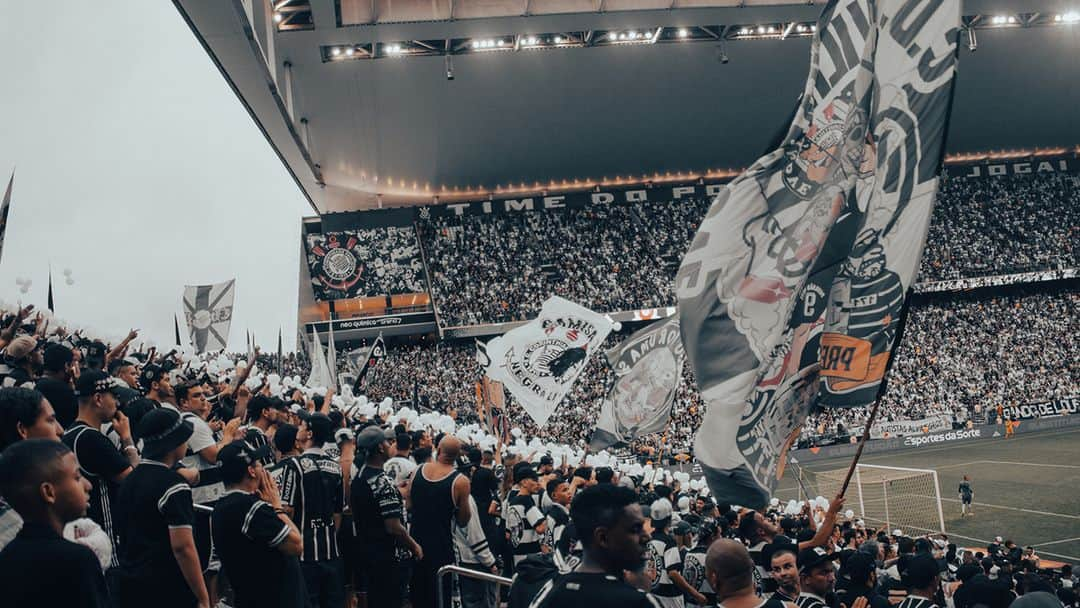 コリンチャンスさんのインスタグラム写真 - (コリンチャンスInstagram)「🎶 VAI PRA CIMA, CORINTHIANS! NÃO PARA DE LUTAR! 🎶  📸 @rasta__capoeira   #SCCPxSAO #Fagner500 #DiaDeCorinthians #VaiCorinthians」5月15日 0時00分 - corinthians