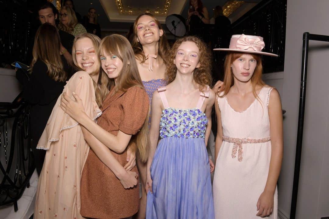 ポール&ジョーのインスタグラム：「Your new favorite girls band 🌸⁠ ⁠ Designer : @sosopaulandjoe⁠ Styling : @leithclark⁠ Hair : @neilmoodie⁠ Make-up : @_georginagraham_⁠ Nails : @joannanewboldnails⁠ Hats : @emilylondonheadwear⁠ Casting : @cm.casting⁠ Photos : @indigital.tv⁠ Production : @bacchus_studio⁠ PR : @purplepr⁠ ⁠ #paulandjoe #paulandjoeparis #womenswear #runway #ss23」